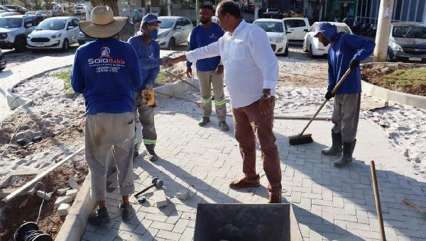 PREFEITO MÁRIO ALEXANDRE CONFERE ANDAMENTO DOS SERVIÇOS DE REQUALIFICAÇÃO DA PRAÇA JOSÉ MARCELINO