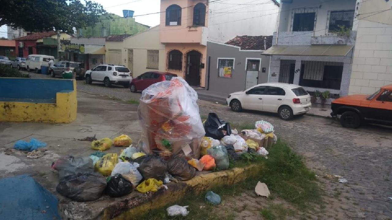 ILHÉUS DEVE ACUMULAR QUASE MIL TONELADAS DE LIXO NAS RUAS NO PERÍODO DE CINCO DIAS ILHÉUS DEVE ACUMULAR QUASE MIL TONELADAS DE LIXO NAS RUAS NO PERÍODO DE CINCO DIAS