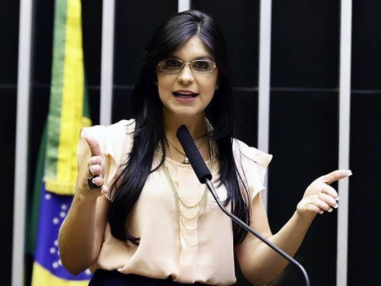 "ESTOU AQUI PARA BLINDAR O PSL CONTAR QUEM QUER TOMÁ-LO A FORÇA" DECLARA DAYANE PIMENTEL "ESTOU AQUI PARA BLINDAR O PSL CONTAR QUEM QUER TOMÁ-LO A FORÇA" DECLARA DAYANE PIMENTEL