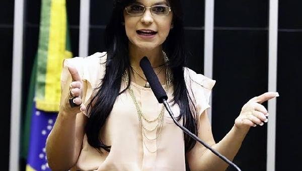 "ESTOU AQUI PARA BLINDAR O PSL CONTAR QUEM QUER TOMÁ-LO A  FORÇA" DECLARA DAYANE PIMENTEL