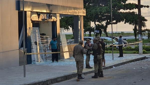 ILHÉUS: BANDIDOS EXPLODEM AGÊNCIA DA SICOOB NA AVENIDA SOARES LOPES