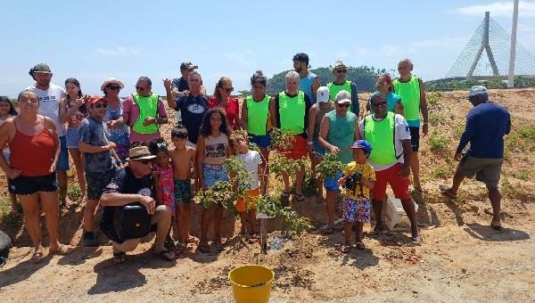 AÇÃO SIMBÓLICA DE PLANTIO MARCA ENCONTRO DE MOTORHOMES EM ILHÉUS