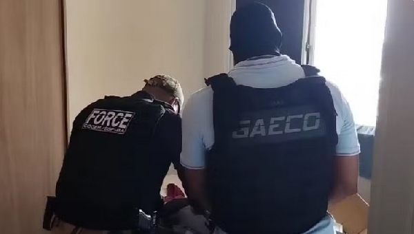 OPERAÇÃO "JALECO FALSO" PRENDE DOIS PMS SUSPEITOS DE ROUBAR CASA EM LAURO DE FREITAS