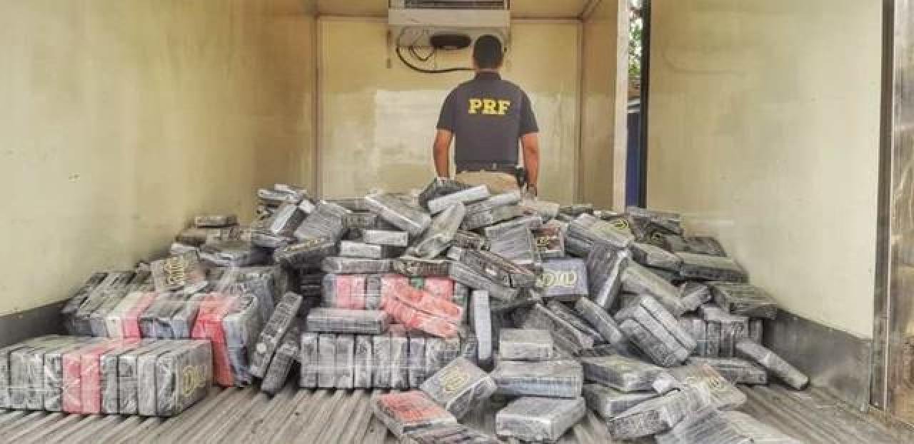 QUASE UMA TONELADA DE COCAÍNA É ENCONTRADA EM COMPARTIMENTO SECRETO DE CAMINHÃO QUASE UMA TONELADA DE COCAÍNA É ENCONTRADA EM COMPARTIMENTO SECRETO DE CAMINHÃO