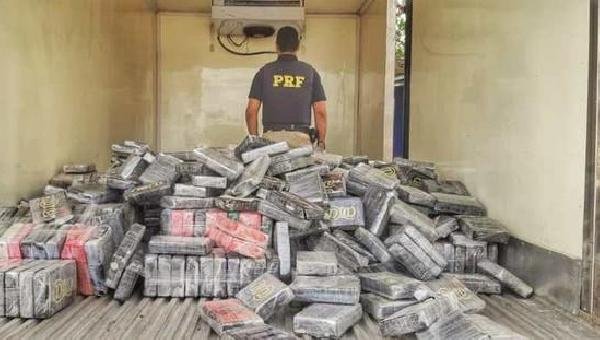 QUASE UMA TONELADA DE COCAÍNA É ENCONTRADA EM COMPARTIMENTO SECRETO DE CAMINHÃO