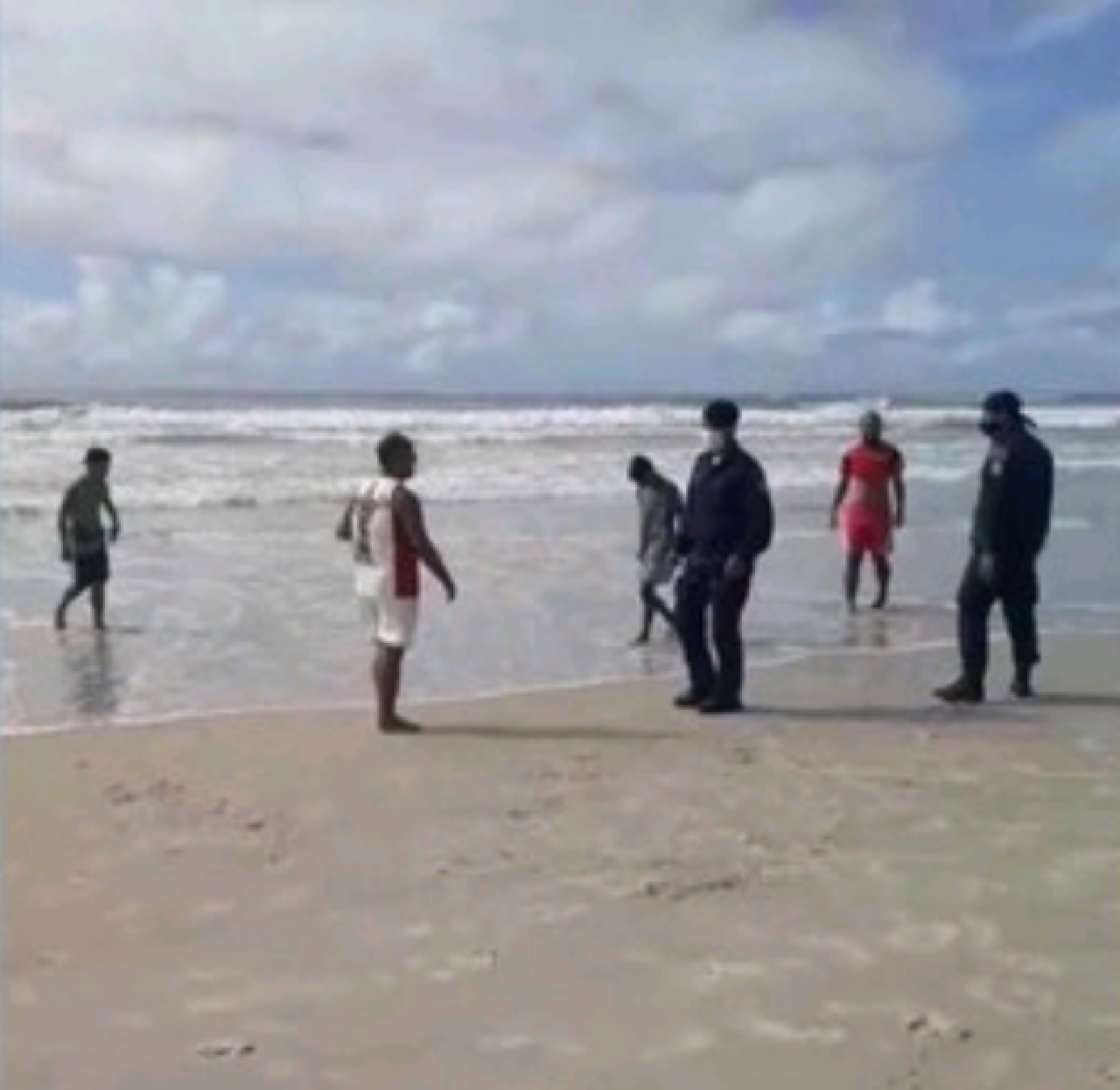 COM PRAIAS LIBERADAS EM ILHÉUS, BANHISTAS DESCUMPREM RECOMENDAÇÕES COM PRAIAS LIBERADAS EM ILHÉUS, BANHISTAS DESCUMPREM RECOMENDAÇÕES