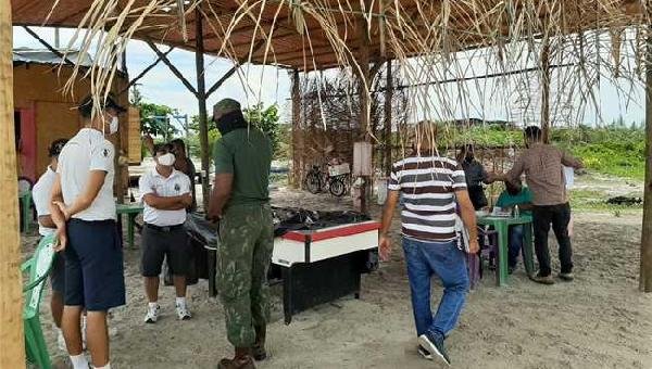 MARINHA,BOMBEIROS E PREFEITURA REMOVEM BARRACAS IRREGULARES NO NORTE DE ILHÉUS