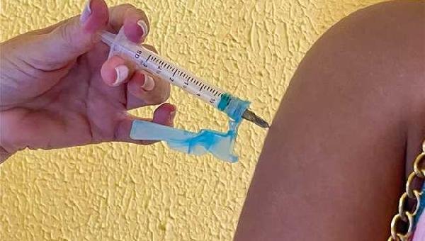 ILHÉUS VACINA PESSOAS COM COMORBIDADES, PÚBLICO 53+ E FORÇAS DE SEGURANÇA E SALVAMENTO
