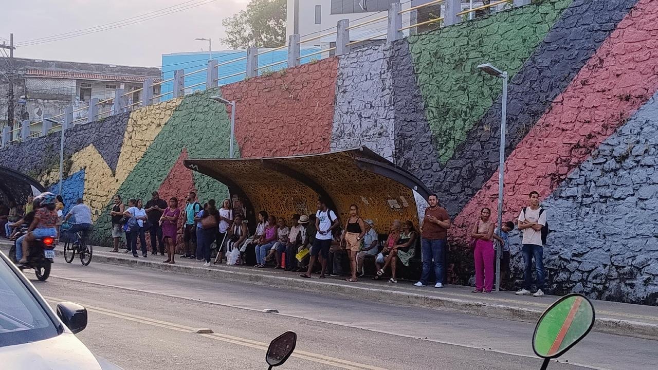 OUVINTE DENUNCIA SITUAÇÃO DE ABRIGO DE ÔNIBUS NO CENTRO DE ILHÉUS, QUE ESTÁ DANIFICADO E AMEAÇA SEGURANÇA DE USUÁRIOS