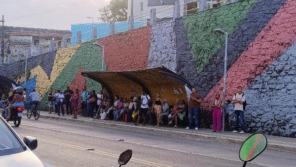 OUVINTE DENUNCIA SITUAÇÃO DE ABRIGO DE ÔNIBUS NO CENTRO DE ILHÉUS, QUE ESTÁ DANIFICADO E AMEAÇA SEGURANÇA DE USUÁRIOS