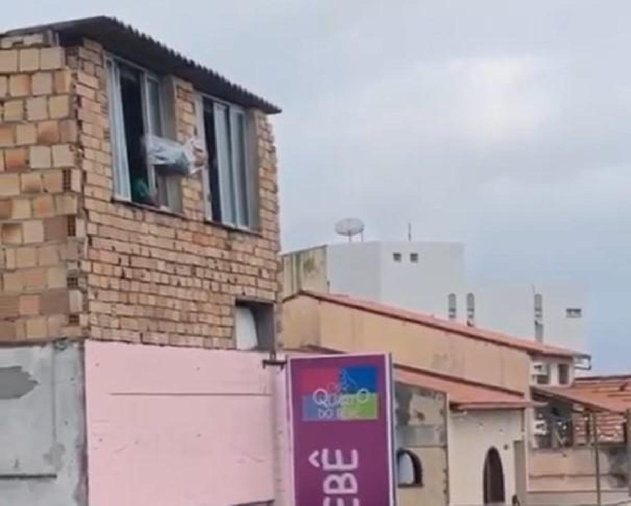 "PUXADINHO" AMEAÇA CAIR EM TRECHO DA JORGE AMADO E É INTERDITADO PELA DEFESA CIVIL