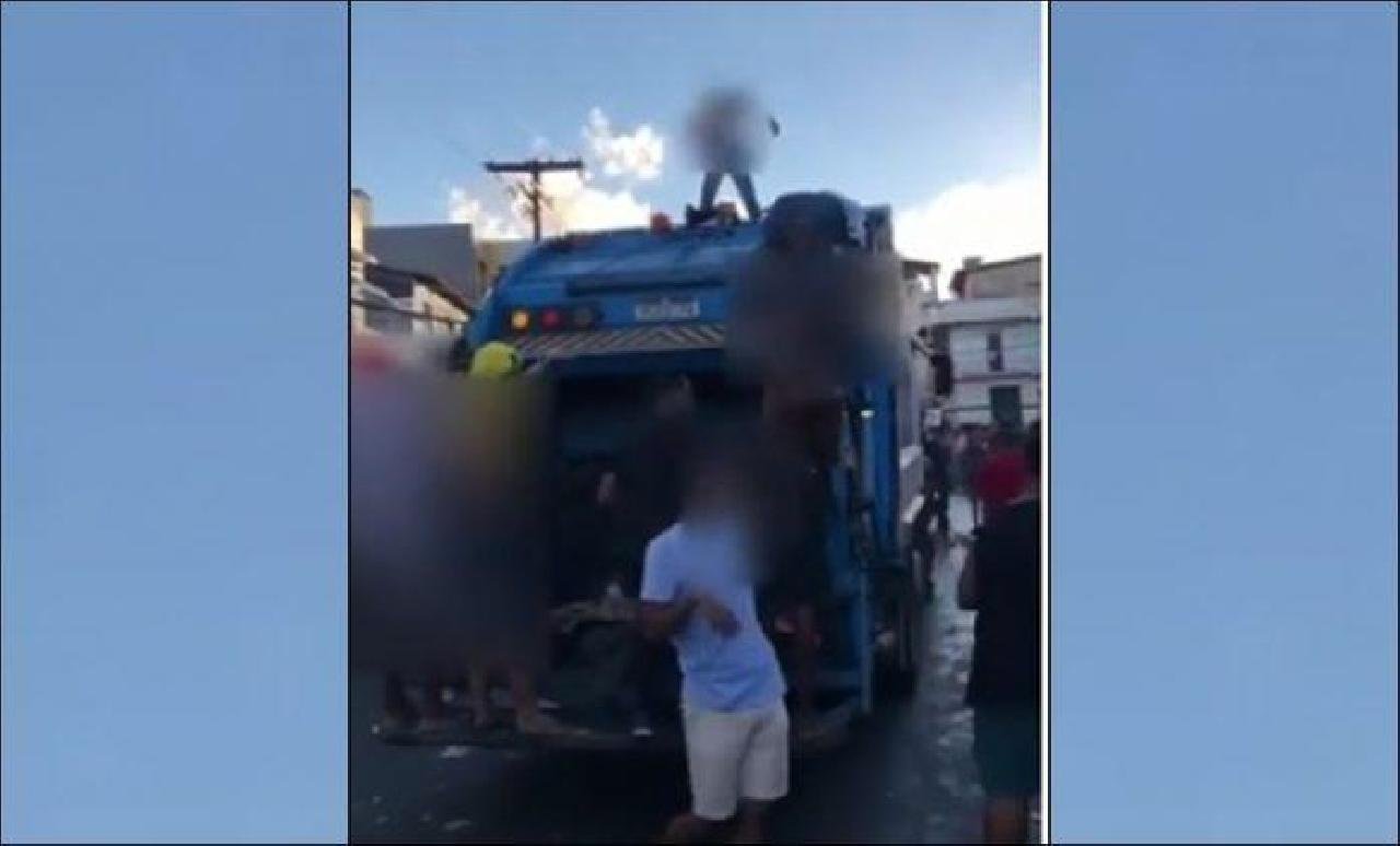 CAMINHÃO DO LIXO É UTILIZADO EM FESTA DO TIPO PAREDÃO EM SALVADOR CAMINHÃO DO LIXO É UTILIZADO EM FESTA DO TIPO PAREDÃO EM SALVADOR