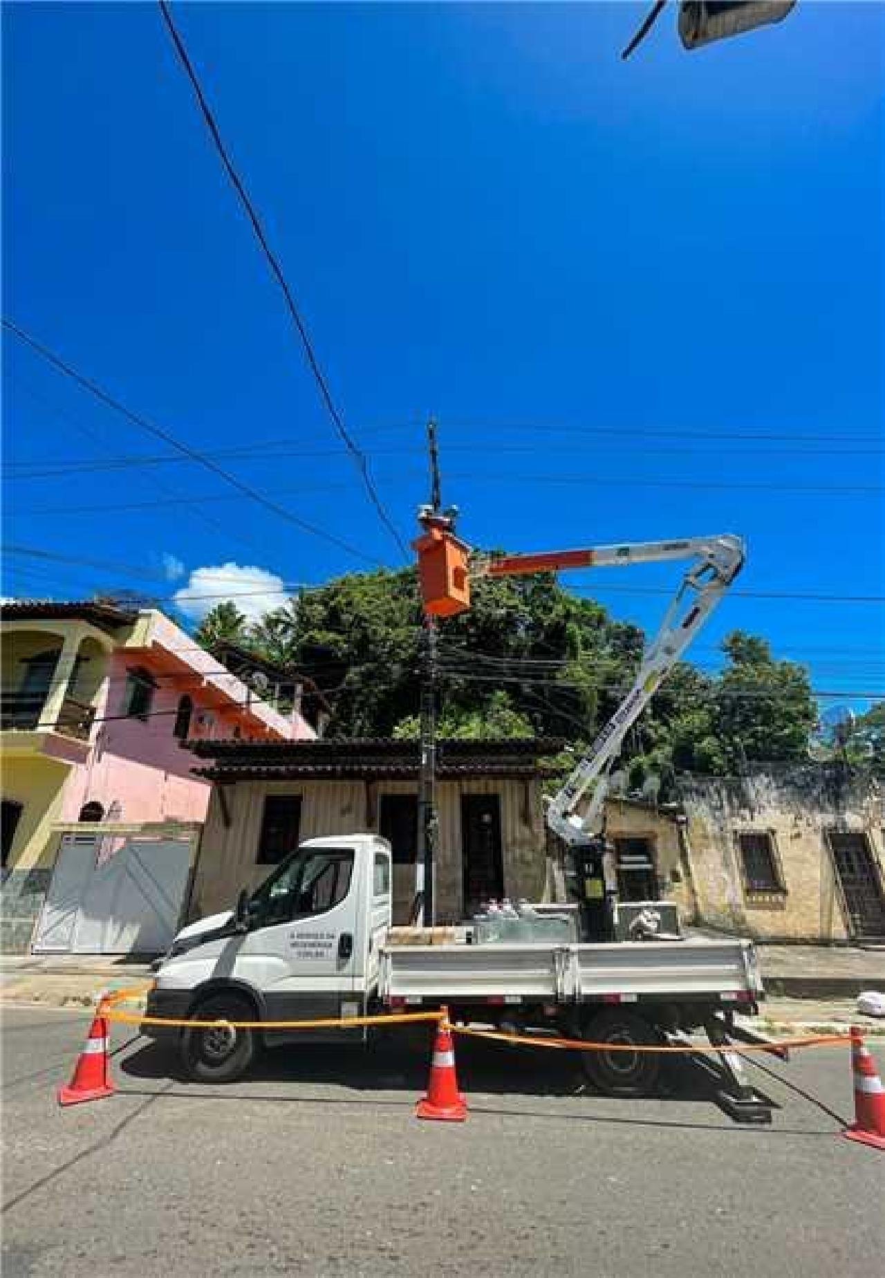“EFICIÊNCIA ENERGÉTICA”: COM TROCA DE LÂMPADAS, ILHÉUS DEVE ECONOMIZAR ATÉ 40% NO CONSUMO DE ENERGIA “EFICIÊNCIA ENERGÉTICA”: COM TROCA DE LÂMPADAS, ILHÉUS DEVE ECONOMIZAR ATÉ 40% NO CONSUMO DE ENERGIA
