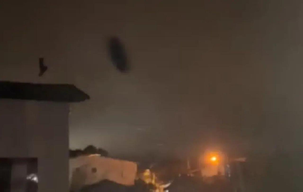 VENDAVAL ATINGE ARRAIAL D'AJUDA NA MADRUGADA DESTA SEGUNDA-FEIRA (26) VENDAVAL ATINGE ARRAIAL D'AJUDA NA MADRUGADA DESTA SEGUNDA-FEIRA (26)