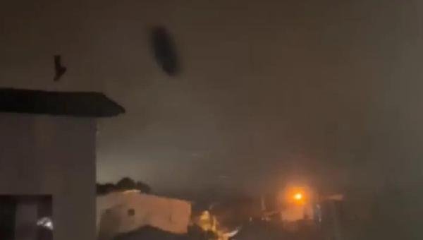 VENDAVAL ATINGE ARRAIAL D'AJUDA NA MADRUGADA DESTA SEGUNDA-FEIRA (26)