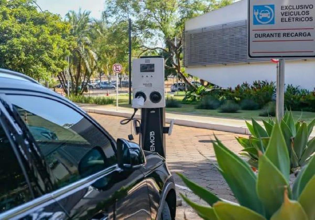 LEI GARANTE INSTALAÇÃO DE CARREGADORES PARA CARROS ELÉTRICOS EM CONDOMÍNIOS DA BAHIA 