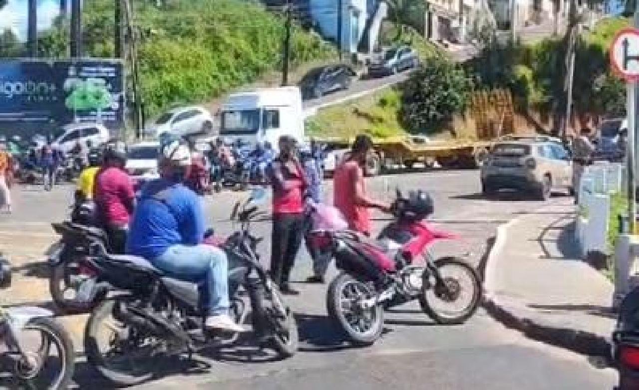 MOTORISTAS E MOTOBOYS POR APLICATIVO REALIZAM MOBILIZAÇÃO E OCUPAM PONTE LOMANTO JÚNIOR, EM ILHÉUS