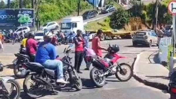 MOTORISTAS E MOTOBOYS POR APLICATIVO REALIZAM MOBILIZAÇÃO E OCUPAM PONTE LOMANTO JÚNIOR, EM ILHÉUS
