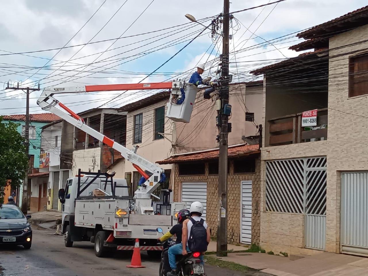 LÂMPADAS LED SÃO INSTALADAS NO BAIRRO NELSON COSTA EM ILHÉUS LÂMPADAS LED SÃO INSTALADAS NO BAIRRO NELSON COSTA EM ILHÉUS