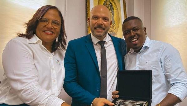 PANCADINHA ENTREGA AMBULÂNCIA E RECEBE TÍTULO DE CIDADÃO ITAJUIPENSE