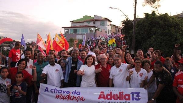 ADÉLIA PINHEIRO INAUGURA COMITÊ COM CAMINHADA EM ILHÉUS 