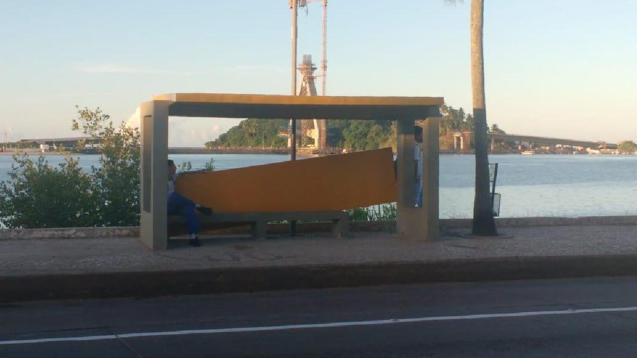 ILHÉUS: COM MENOS DE UM MÊS INSTALADA, ESTRUTURA DE NOVO ABRIGO DE ÔNIBUS DESABA ILHÉUS: COM MENOS DE UM MÊS INSTALADA, ESTRUTURA DE NOVO ABRIGO DE ÔNIBUS DESABA