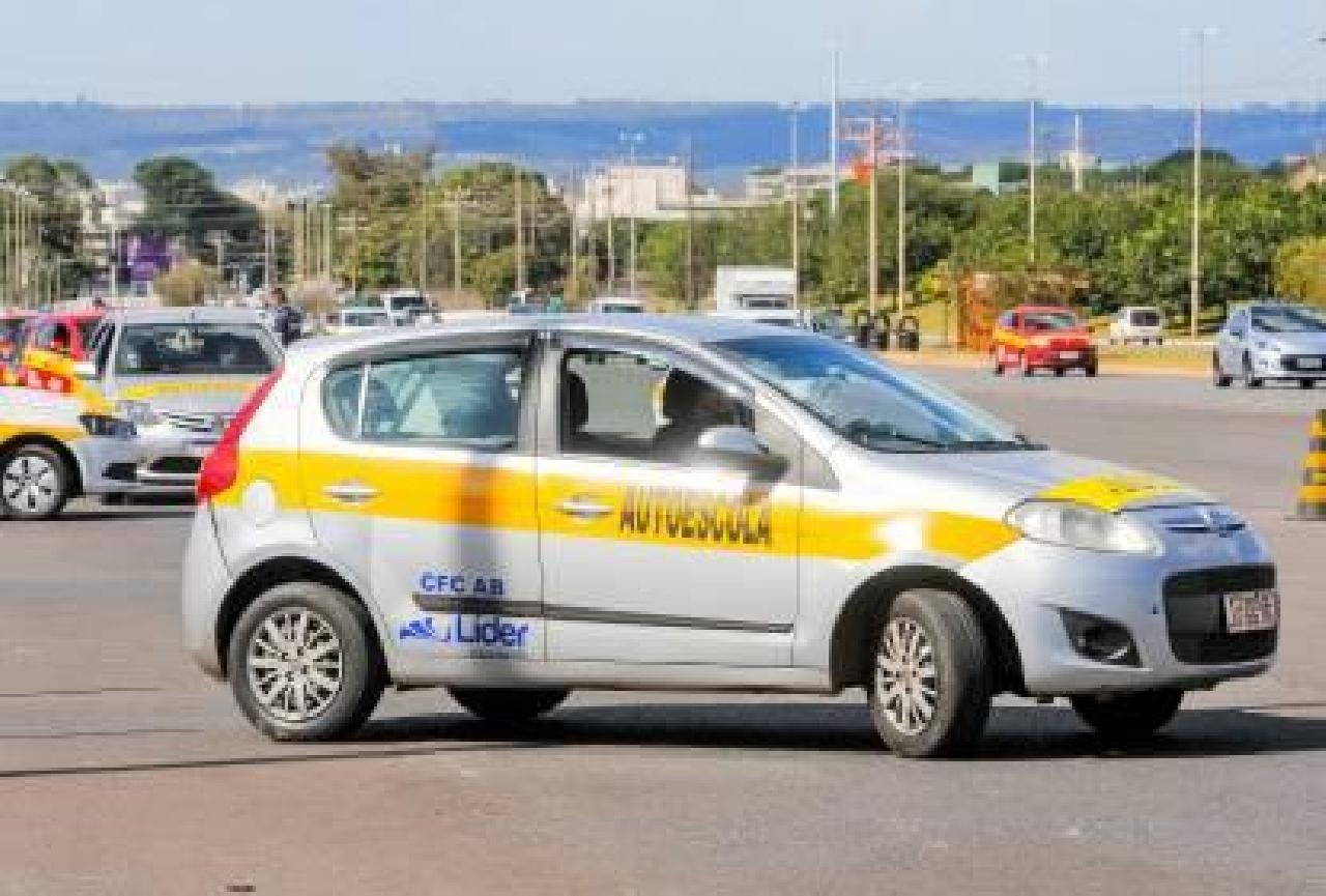 CNH: GOVERNO LULA AVALIA ACABAR COM A OBRIGATORIEDADE DE AUTOESCOLA