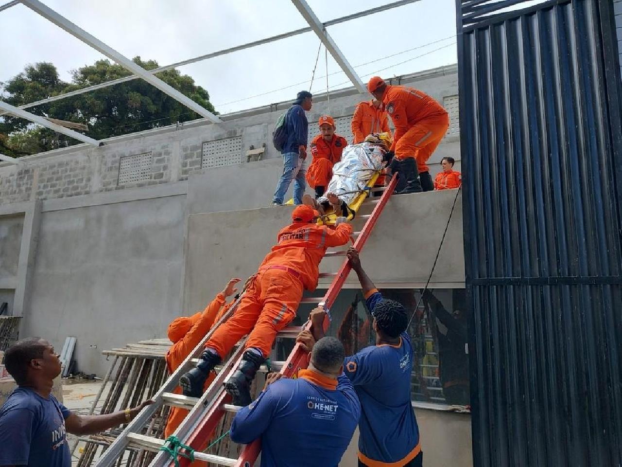 FUNCIONÁRIO DE OBRA TEM PARTE DO CORPO QUEIMADO DEPOIS DE SER ATINGINDO POR UMA DESCARGA ELÉTRICA EM ILHÉUS FUNCIONÁRIO DE OBRA TEM PARTE DO CORPO QUEIMADO DEPOIS DE SER ATINGINDO POR UMA DESCARGA ELÉTRICA EM ILHÉUS