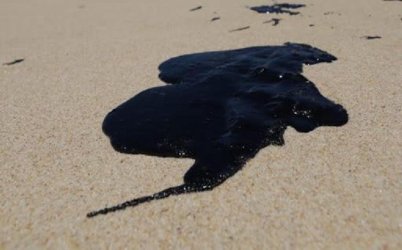 MANCHAS DE ÓLEO VOLTAM A APARECER EM PRAIAS DE SALVADOR MANCHAS DE ÓLEO VOLTAM A APARECER EM PRAIAS DE SALVADOR
