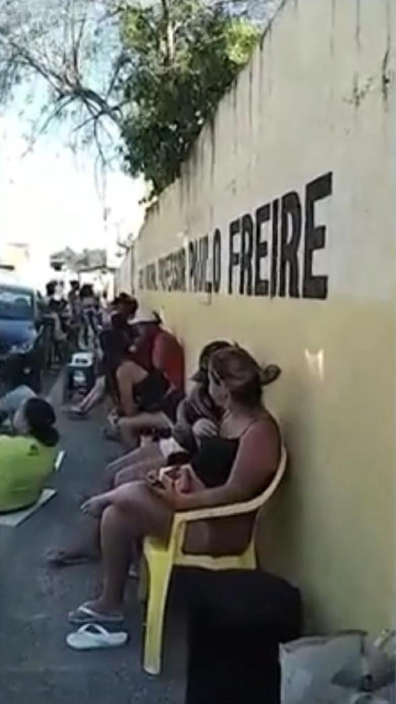 PAIS FORMAM FILA COM CADEIRAS PARA CONSEGUIR MATRÍCULAS EM ESCOLA MUNICIPAL DE ILHÉUS PAIS FORMAM FILA COM CADEIRAS PARA CONSEGUIR MATRÍCULAS EM ESCOLA MUNICIPAL DE ILHÉUS