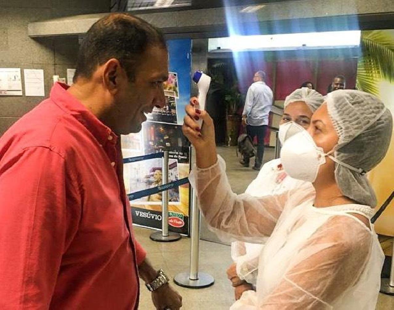 COVID-19: NA VOLTA PARA ILHÉUS, PREFEITO É ABORDADO NO AEROPORTO COVID-19: NA VOLTA PARA ILHÉUS, PREFEITO É ABORDADO NO AEROPORTO
