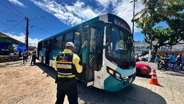 SUTRAM INTENSIFICA FISCALIZAÇÃO E RETIRA ÔNIBUS IRREGULARES DE CIRCULAÇÃO EM ILHÉUS