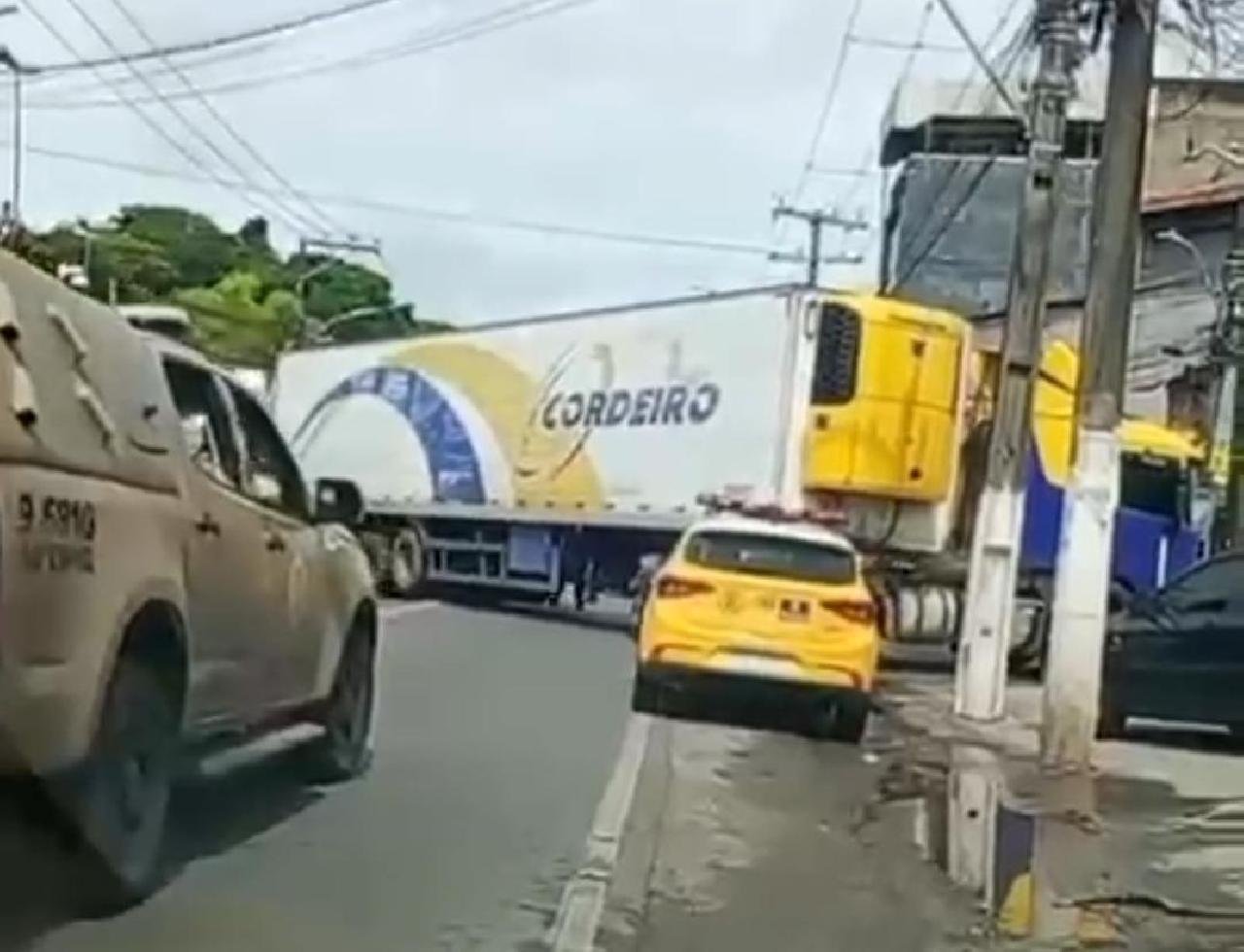 ACIDENTE ENVOLVENDO CARRETA É REGISTRADO NA ENTRADA DA AVENIDA UBAITABA, EM ILHÉUS
