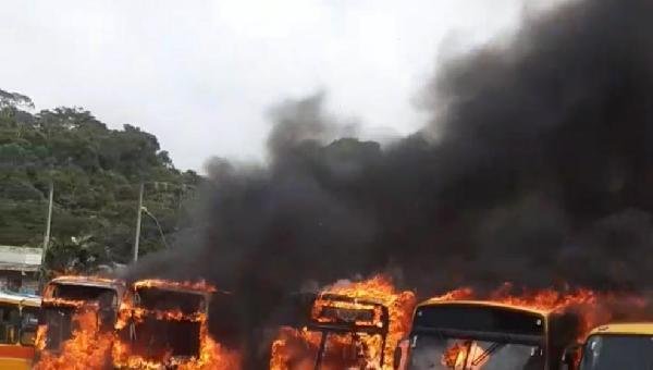 INCÊNDIO DESTRÓI ÔNIBUS EM ILHÉUS 