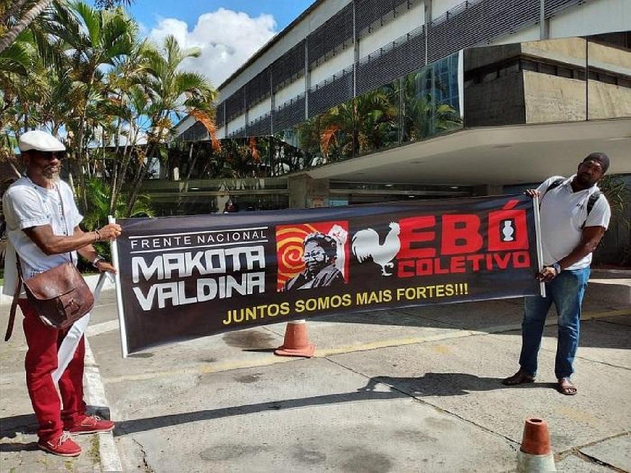 GRUPO REALIZA EBÓ COLETIVO NA ALBA EM PROTESTO CONTRA O FECHAMENTO DE ESCOLAS GRUPO REALIZA EBÓ COLETIVO NA ALBA EM PROTESTO CONTRA O FECHAMENTO DE ESCOLAS