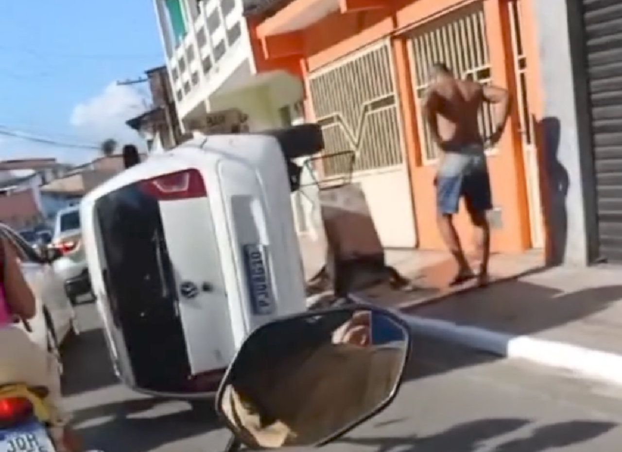CARRO DE PASSEIO TOMBA NA AVENIDA PRINCESA ISABEL, EM ILHÉUS CARRO DE PASSEIO TOMBA NA AVENIDA PRINCESA ISABEL, EM ILHÉUS