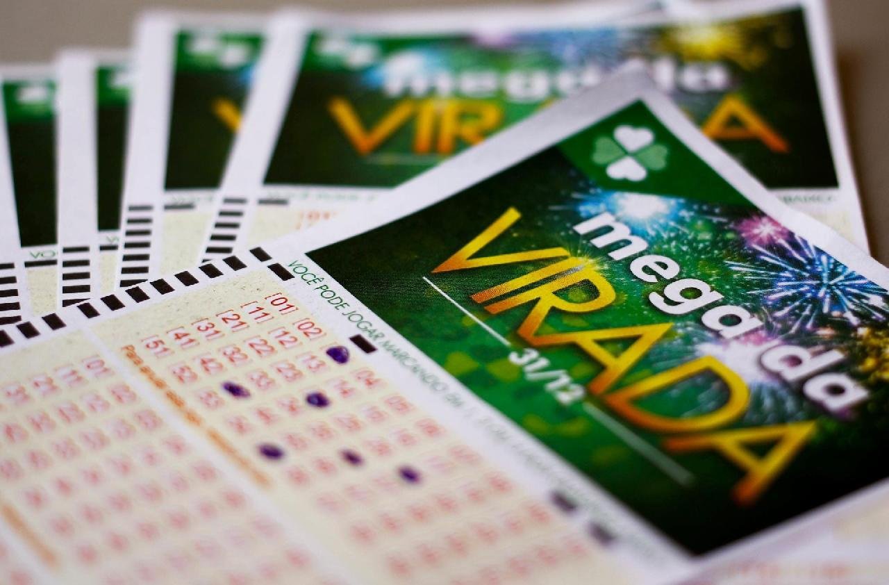 “MEGA DA VIRADA” DEVE SORTEAR PRÊMIO DE R$ 300 MILHÕES “MEGA DA VIRADA” DEVE SORTEAR PRÊMIO DE R$ 300 MILHÕES