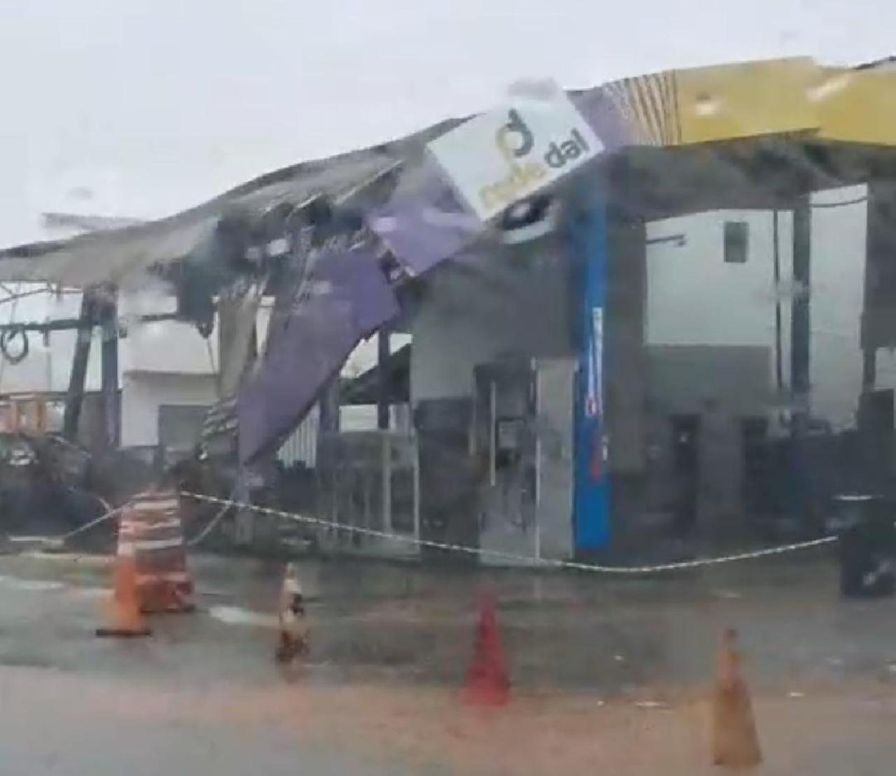 TETO DE POSTO DE COMBUSTÍVEIS DESABA APÓS FORTE CHUVA EM ILHÉUS