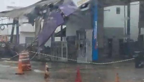 TETO DE POSTO DE COMBUSTÍVEIS DESABA APÓS FORTE CHUVA EM ILHÉUS