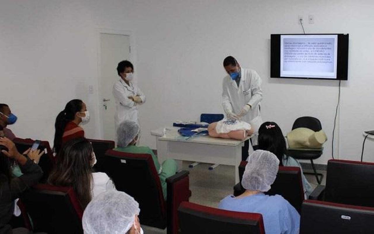 ENFERMEIROS DO HRCC PARTICIPAM DE CURSO SOBRE CUIDADOS COM PACIENTES UROLÓGICOS ENFERMEIROS DO HRCC PARTICIPAM DE CURSO SOBRE CUIDADOS COM PACIENTES UROLÓGICOS