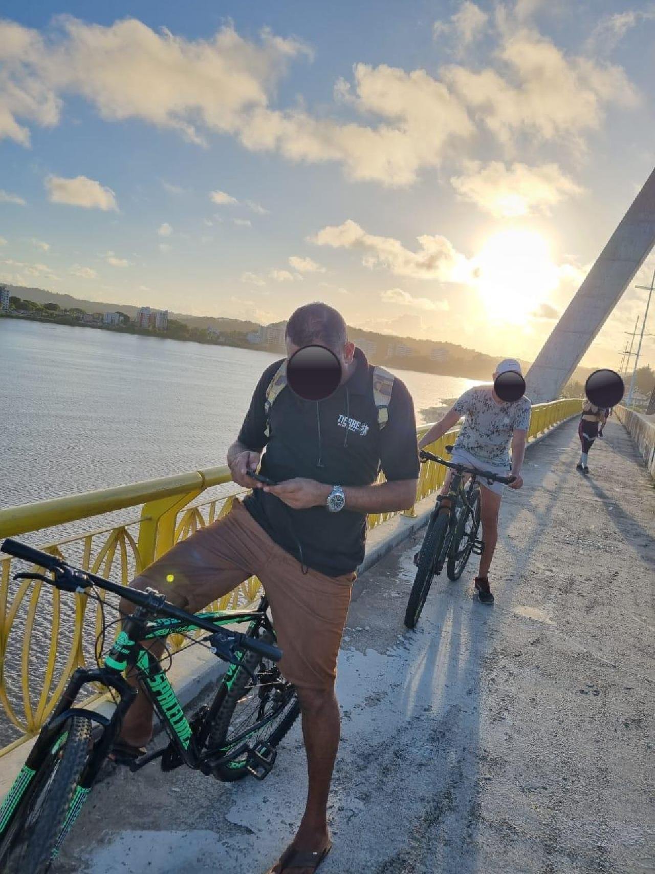 CICLISTAS UTILIZAM PISTA DE PEDESTRES NA PONTE JORGE AMADO CICLISTAS UTILIZAM PISTA DE PEDESTRES NA PONTE JORGE AMADO