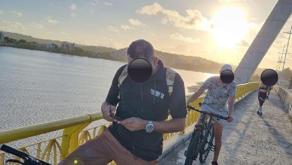 CICLISTAS UTILIZAM PISTA DE PEDESTRES NA PONTE JORGE AMADO 