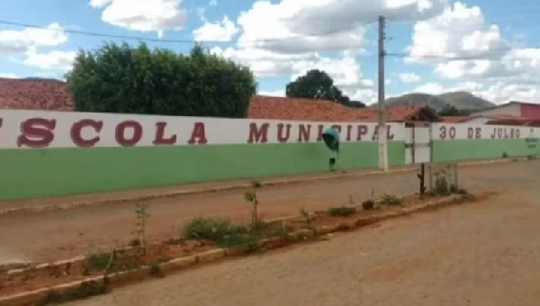 PROFESSOR É PRESO POR IMPORTUNAÇÃO SEXUAL DE SEIS ALUNAS EM MANOEL VITORINO BA