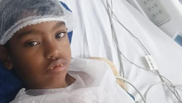 MENINO DE 6 ANOS COM TUMOR CEREBRAL AGUARDA TRANSFERÊNCIA URGENTE PARA HOSPITAL EM SALVADOR