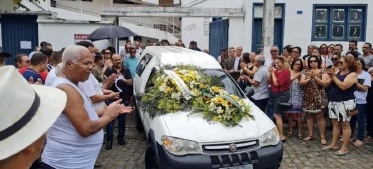 DESPEDIDA DE MÉDICO BAIANO MORTO NO RJ É MARCADA POR FORTE COMOÇÃO EM IPIAÚ DESPEDIDA DE MÉDICO BAIANO MORTO NO RJ É MARCADA POR FORTE COMOÇÃO EM IPIAÚ