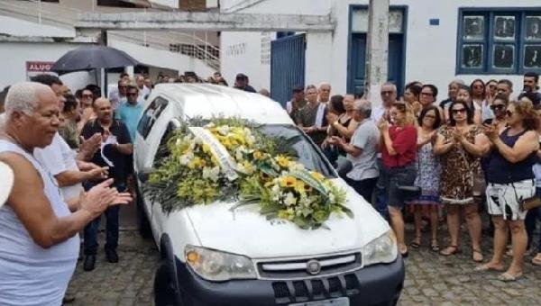 DESPEDIDA DE MÉDICO BAIANO MORTO NO RJ É MARCADA POR FORTE COMOÇÃO EM IPIAÚ