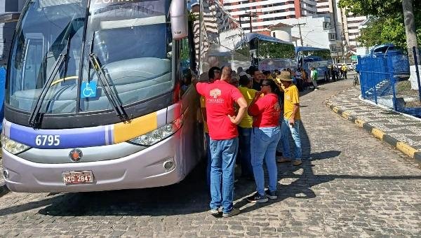 PROTESTO DE TAXISTAS E MOTORISTAS DE APLICATIVO NO PORTO DE ILHÉUS É ENCERRADA E REUNIÃO SERÁ REALIZADA COM A CATEGORIA