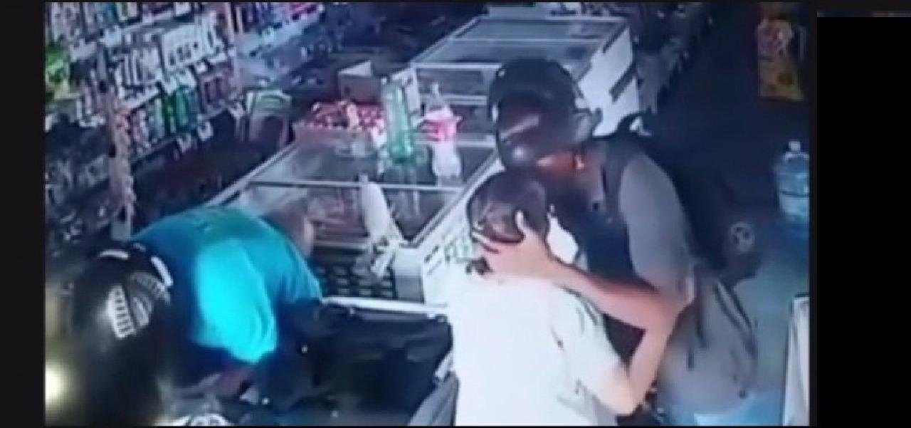 LADRÃO BEIJA MULHER E DIZ QUE NÃO QUER O DINHEIRO DELA EM ASSALTO NO PIAUÍ LADRÃO BEIJA MULHER E DIZ QUE NÃO QUER O DINHEIRO DELA EM ASSALTO NO PIAUÍ