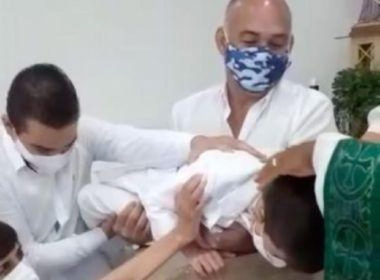 CONQUISTA: GAROTO COM MEDO DE ÁGUA 'DÁ SERMÃO' EM DIÁCONO DURANTE BATISMO CONQUISTA: GAROTO COM MEDO DE ÁGUA 'DÁ SERMÃO' EM DIÁCONO DURANTE BATISMO