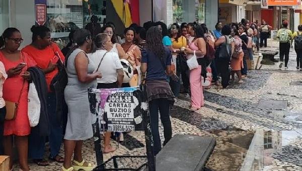 GRANDE FILA SE FORMA EM FRENTE AO TEATRO MUNICIPAL DE ILHÉUS PARA INSCRIÇÃO DO PROCESSO SELETIVO DA SECRETARIA DA EDUCAÇÃO